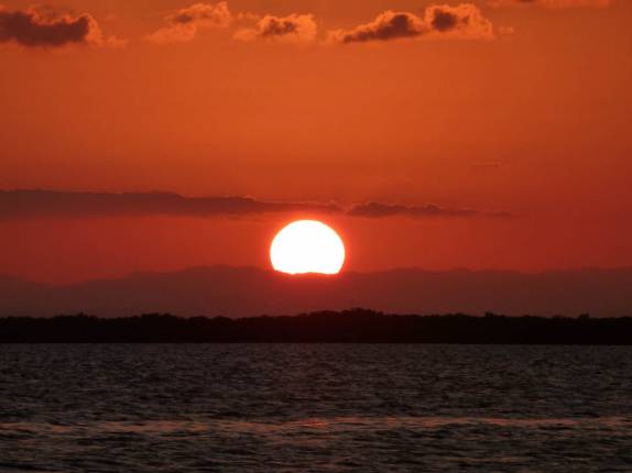 Magnífico fim de tarde em Tobacco Caye, na grande barreira de corais de Belize